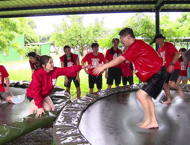 张立东试图牵邬又曦的手。（台视提供）