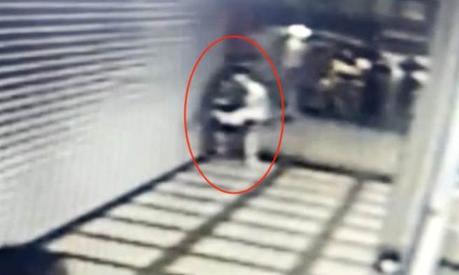 OL北车旁遭恐怖怪男当街强掳，险遭拖进大楼。（图／翻摄自画面）