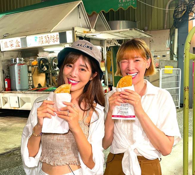 乐天正妹啦啦队员倪暄，也是李懿闺蜜，两人大啖美食。（年代提供）