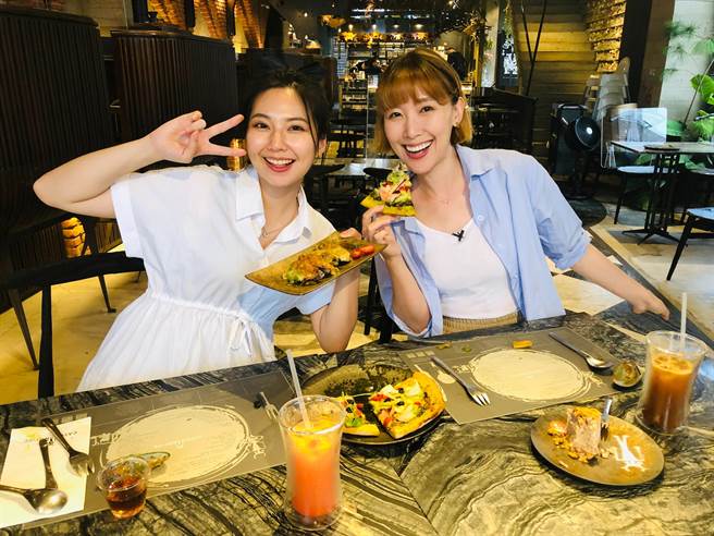 李懿带着美女厨娘高佩喻品嚐在地美食。（年代提供）