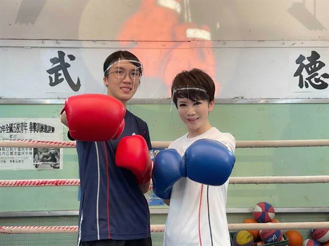 黃筱雯（左）與華視新聞台長陳雅琳。（華視提供）