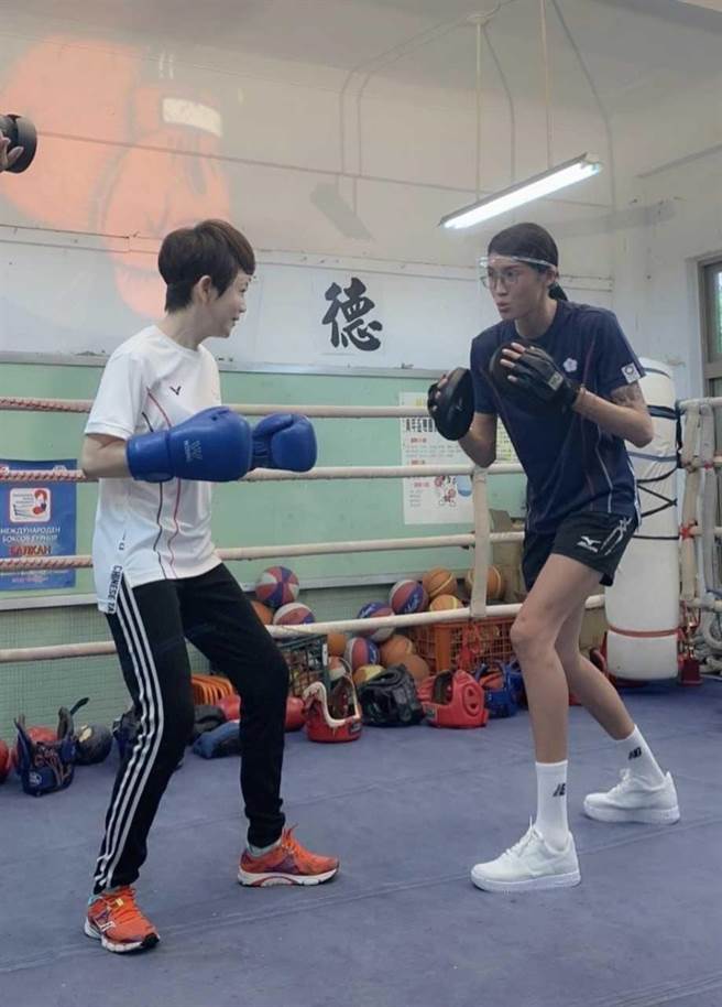 黃筱雯教陳雅琳打拳。（華視提供）