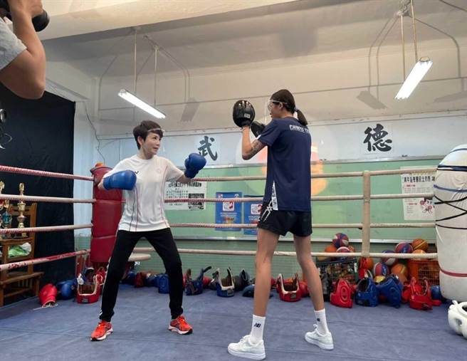 黃筱雯教陳雅琳在拳擊擂台場上比劃架勢十足。（華視提供）