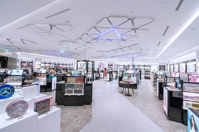 义大世界购物广场Outlet「iGLAMOUR爱．迷人」独家登场 望打造6000万年业绩（石欣蒨摄）