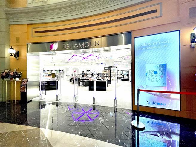 义大世界购物广场全新的「iGLAMOUR爱．迷人」，全店共126坪、採犹如国外美妆通路般，集合了5大专区，从保养到彩妆、香水、髮品以及美妆小物等商品。（石欣蒨摄）