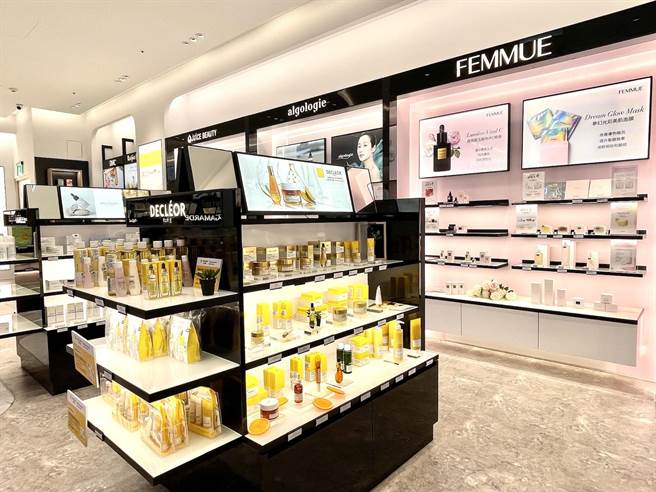 义大世界购物广场全新的「iGLAMOUR爱．迷人」，代理了如韩国的天然植萃系品牌FEMMUE、法国皇室御用护肤品牌algologie、美国果漾系美妆品牌JUICE BEAUTY等全台独家品牌。（石欣蒨摄）