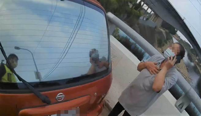 桃園市大園區2日傍晚1名陳姓婦人開車前往大園市區準備接孫子下課，未料行經交流道附近時，車輛卻突然拋錨熄火卡在路中，一度造成車流回堵，婦人見狀一時不知措，在路邊無助地哭了起來。（大園分局提供／蕭靈璽桃園傳真）