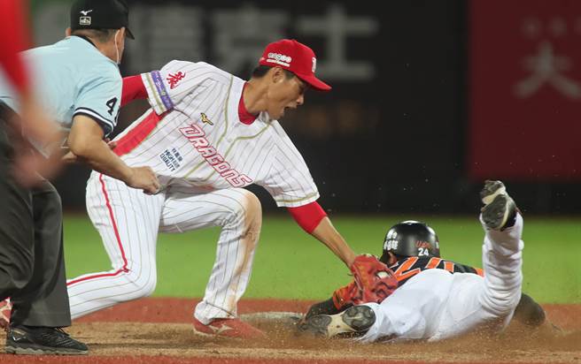 统一狮队陈杰宪（右）盗垒失败。（郑任南摄）