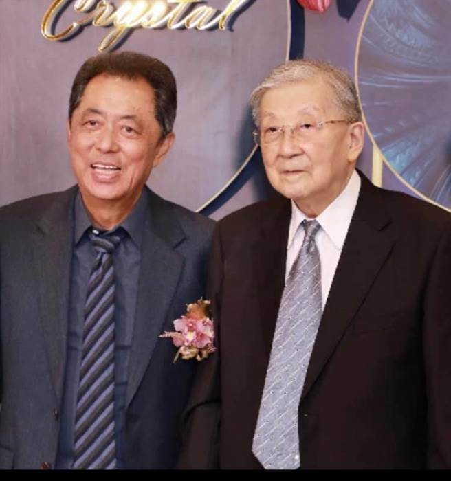 朱延平（左）接棒李行创办的两岸电影展，继续推广两岸电影人交流。（摘自脸书）