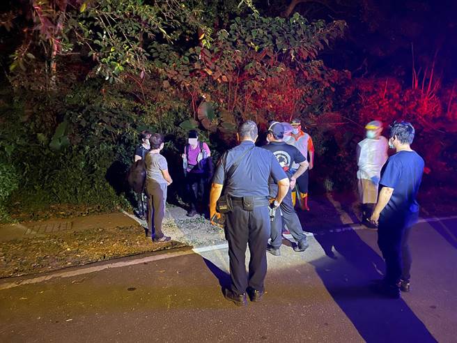 淡水警分局获报后，立刻偕同15名淡水、三芝地区消防人员及义消赶赴救援，花费近2个多小时，将她们脱困带下山，结束一场惊魂记！（淡水警分局提供）