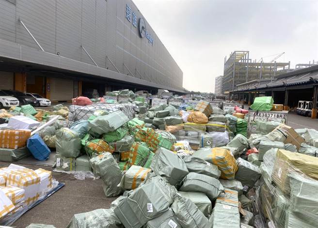 由于关务署严加查验自越南进口的货物，使得进口仓的货物堆积如山。（读者提供）