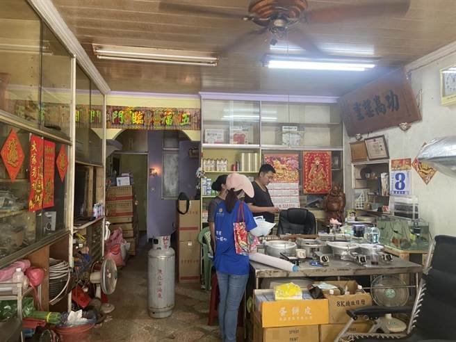 新竹縣政府衛生局前往確診者足跡造訪商家，宣導落實防疫措施及健康監測。（縣府提供）