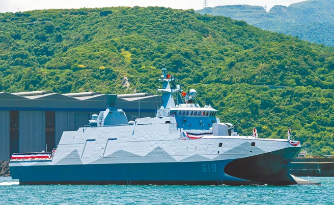 首艘塔江舰成军典礼将于9月9日举行，蔡英文总统将亲自主持。图为塔江舰航行于苏澳港。（军闻社）
