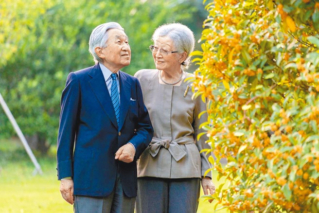 日本上皇明仁（左）和上皇后美智子去年10月在東京居所內合影。明仁2日追平其父昭和在世的歲數，並在今天成為有史以來最長壽的日皇。（路透）