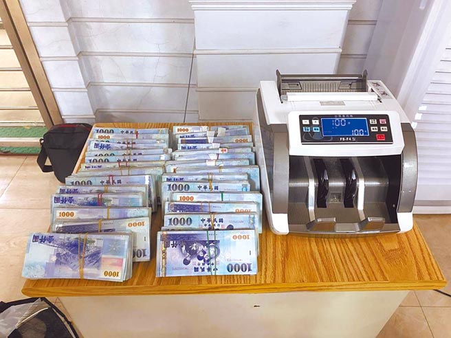 警方查扣到手機、筆記型電腦、平板電腦、金融存摺、點鈔機、投資契約書、講義及現金390多萬元等贓證物。(翻攝照片／林郁平台北傳真）