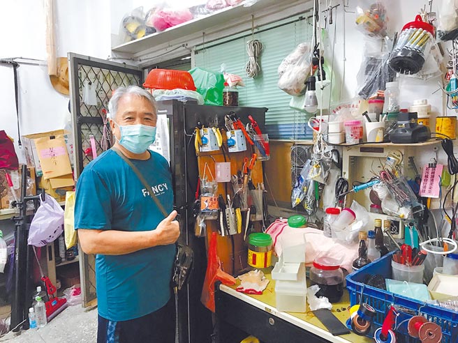 基隆市信义区信绿里长吴铭达为专心服务里民，辞去月薪8万元工作，以「真诚」打动许多人。（陈彩玲摄）