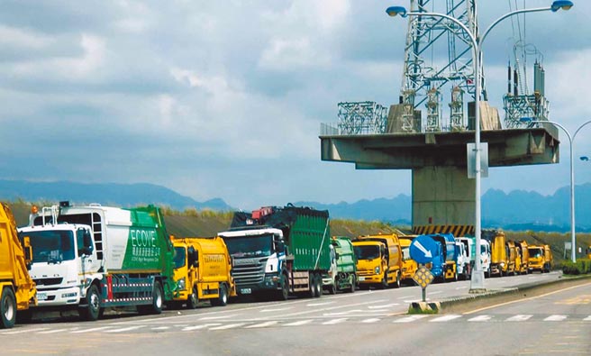 焚化廠外民間垃圾車大排長龍，清運業者因無力處理垃圾開始「以價制量」。（市議員陳文政提供／陳世宗台中傳真）