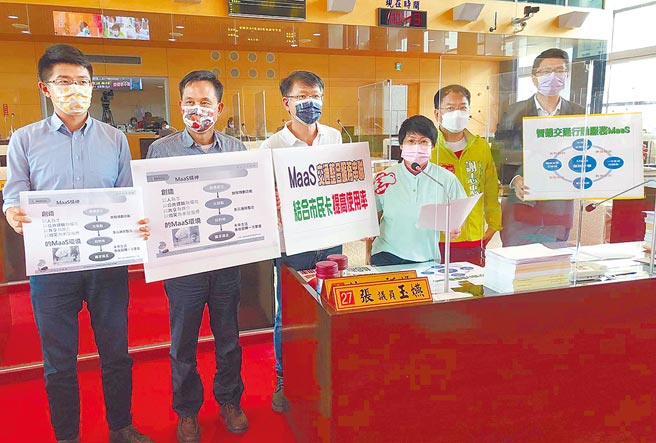 市议员张玉嬿（右三）等在议会质询说，MaaS是查询、预约、付费及票证整合在手机，做到便宜又方便的交通服务，并扩大将市民卡概念整合进来。（陈世宗摄）