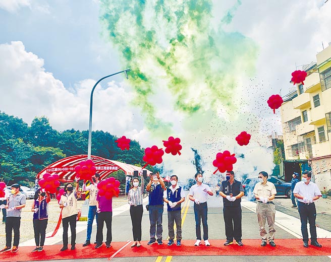 鹿谷乡靖山农路拓宽为投151乙线，2日举行通车启用仪式。（廖志晃摄）