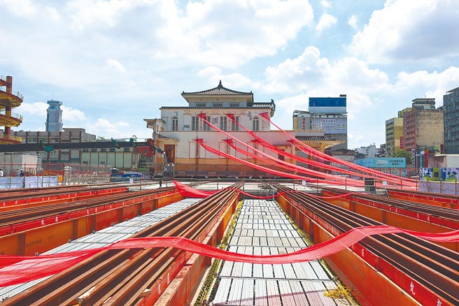 高雄帝冠車站遷移工程持續進行當中，高市府將於9月11日帝冠車站挪移至遷移路線中間點時，舉辦帝冠車站光雕晚會。（資料照片）