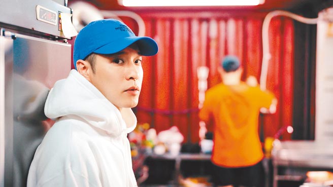 疫情期間周湯豪學會如何放空。（環球音樂提供）