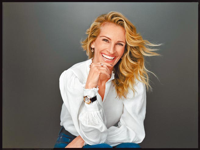 茱莉亚罗勃兹受邀担任萧邦形象大使，为经典Happy Sport拍摄形象广告，展现她青春俏皮的一面。