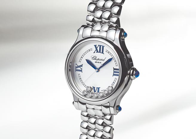 萧邦Happy Sport the First精钢腕表，採用回收钢料Lucent Steel A223精钢，鹅卵石形状表炼，7颗滑动钻石，限量1993只。