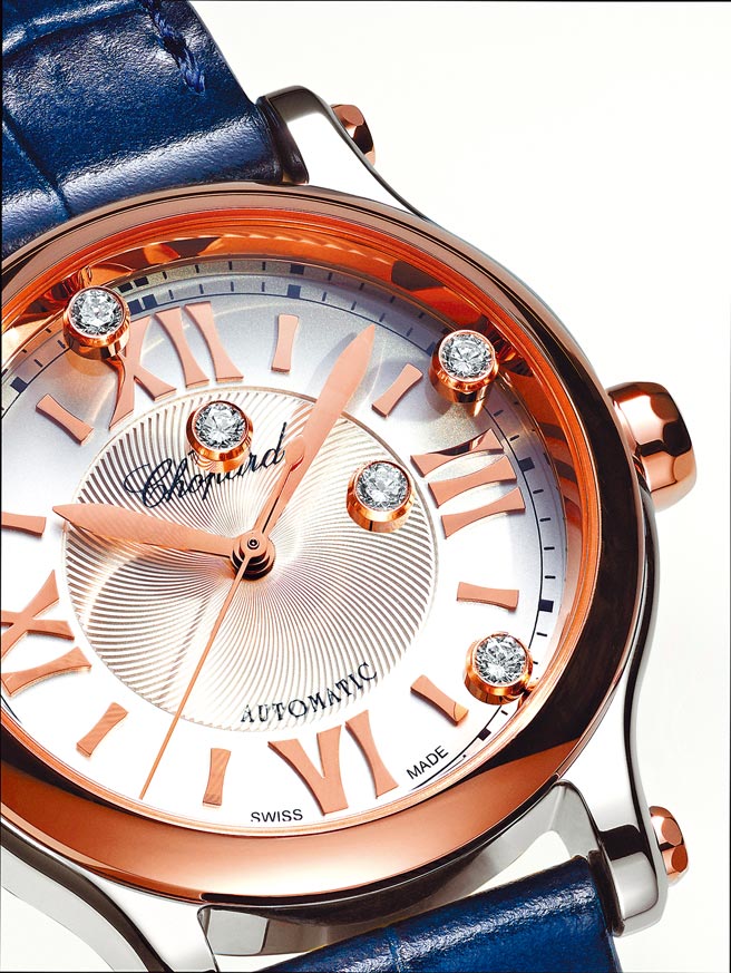 萧邦Happy Sport 33 mm玫瑰金与精钢表款，採用70％回收钢料打造的Lucent Steel A223精钢和符合道德伦理标准的18K玫瑰金制成，以行动支持永续时尚。