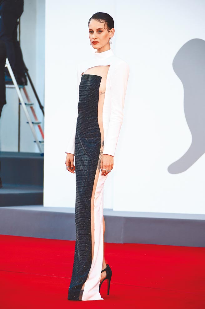 米莱娜斯密特以合身的Balmain黑白拼接礼服出席展现姣好身材。（美联社）