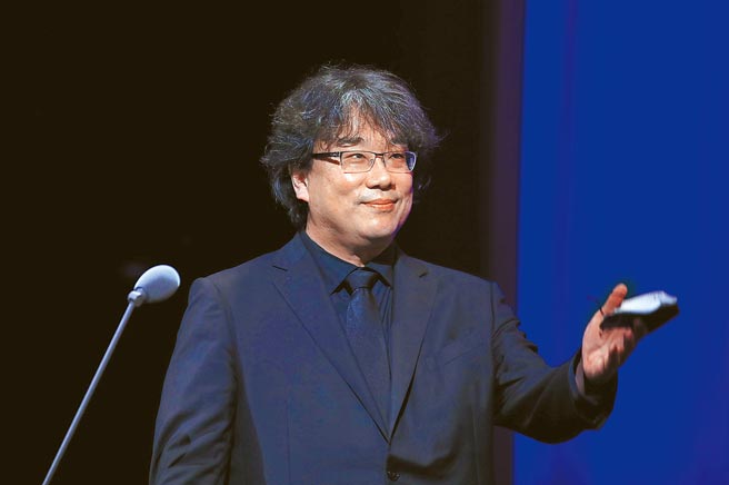 担任评审团主席的奉俊昊向台下电影人信心喊话。（路透）