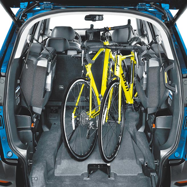 宽敞的车室与多功能斜坡板，让两台公路车不拆前轮也能轻松上下。（纳智捷提供）