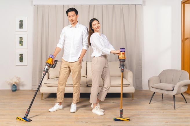 Dyson昨（2日）发表全新Dyson V12 Detect Slim智能轻量无线吸尘器，主打智慧雷射侦测科技、压电式声学感应技术及视觉化分类统计功能，定价2万1900元起。（Dyson提供）