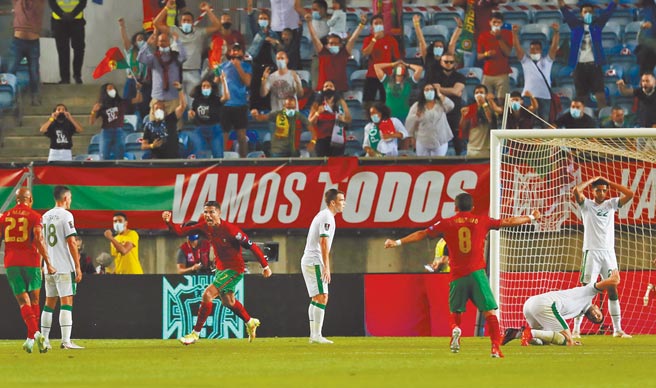 C罗（左）在第89分钟头槌顶进扳平球，爱尔兰球员失望槌地。（路透）