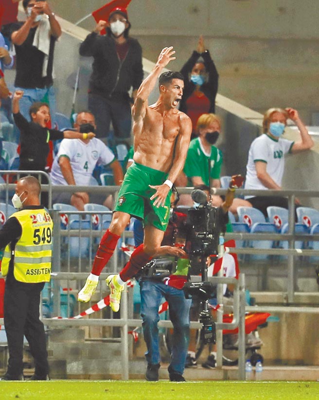 C罗在补时阶段顶进致胜绝杀，兴奋脱衣并做出招牌的庆祝动作。（路透）