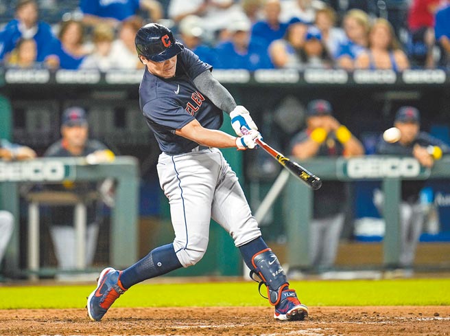 張育成在第7局敲出生涯首支代打全壘打，助印地安人追平比數。（路透）