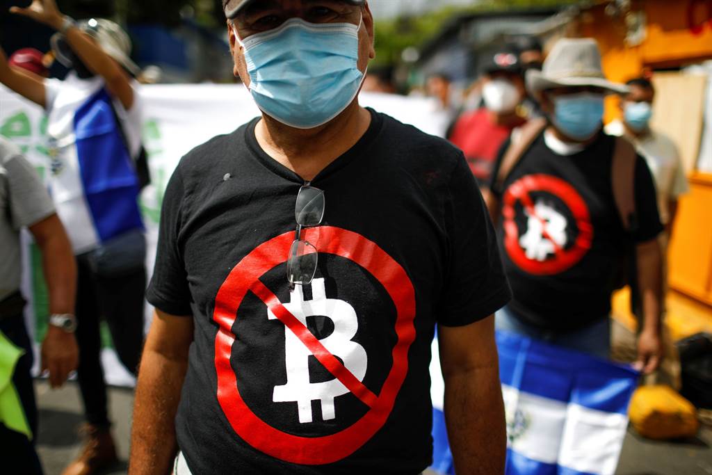 工会成员在萨尔瓦多Salvador首都参与反对将比特币作为法定货币的抗议活动。（图／路透）(photo:ChinaTimes)