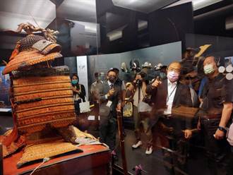 參觀奇美博物館 蘇貞昌對日本戰國兵器展現興趣