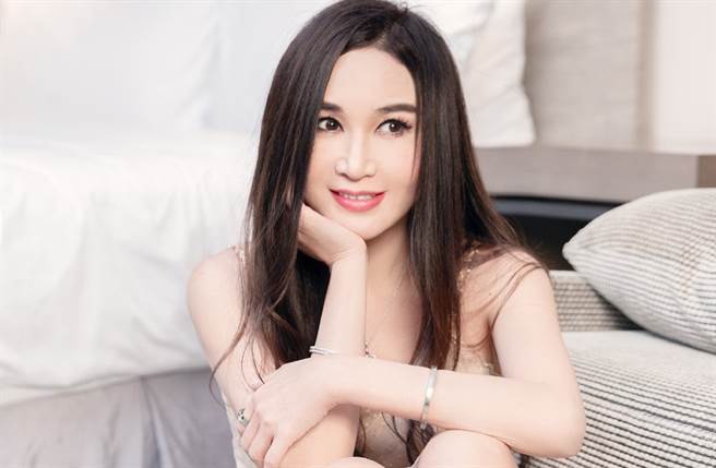 大陆网红怒控不老女神耍大牌，温碧霞衰中枪。(取自温碧霞微博)