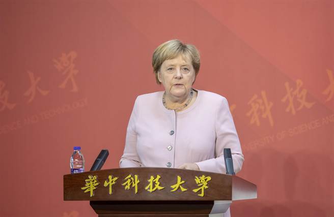 德国总理梅克尔曾多次访问中国大陆，她任期内中德关系快速发展，而且应该是全球各国领导人当中，在中国大陆声望最高的一位。图为2019年梅克尔在华中科技大学演讲。（图／中新社）