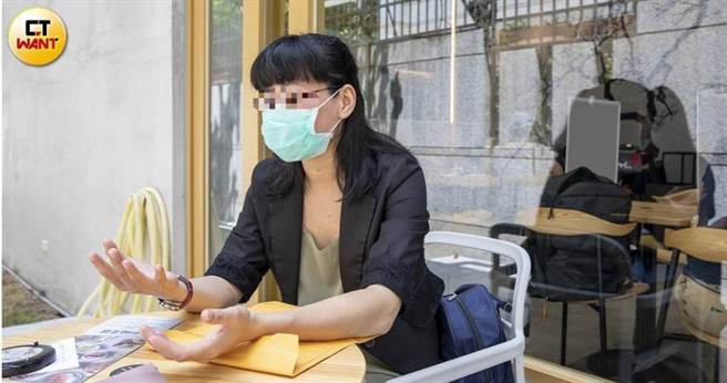 丈夫与前妻留下的女儿都是由杨氏红娘照顾，谈到女儿的贴心，不禁让她红了眼眶。（图／宋岱融摄）