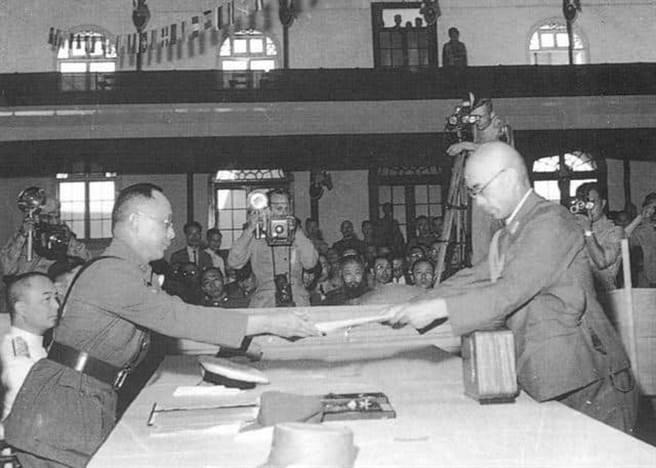 1945年9月9日，時任中國陸軍總司令何應欽代表，接受侵華日軍最高指揮官岡村寧次遞交降書。（圖／取自李德維臉書）