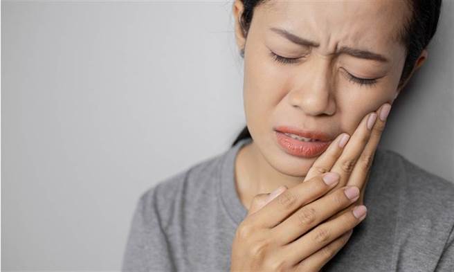 牙醫治不好的牙痛？醫：若按壓這三處會疼，恐是三叉神經痛。(示意圖/Shutterstock)