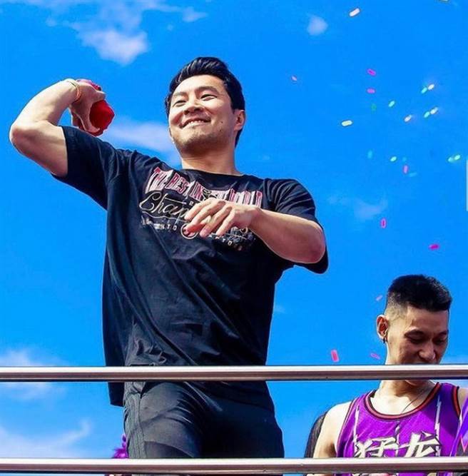 林书豪秀出自己跟刘思慕的另类合照。(取自林书豪IG)