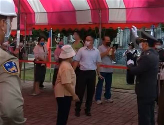 秋祭儀典未唱國歌，遭到在場遺族糾正後儀式重來。(取自影片)