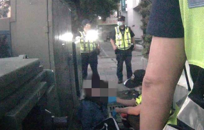 吴姓女子酒醉搭计程车返家途中跳车，警方获报赶往协助救护。（民眾提供）