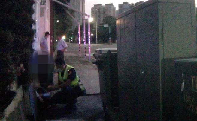 吴姓女子酒醉搭计程车返家途中跳车，警方获报赶往协助救护。（民眾提供）