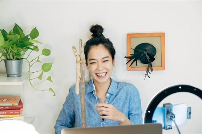 李霈瑜在节目中展自制挂衣竿。（公视提供）