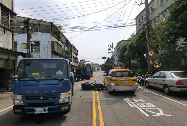 無號誌路口右轉不讓直行車貨車撞飛機車小黃慘遭波及 社會 中時