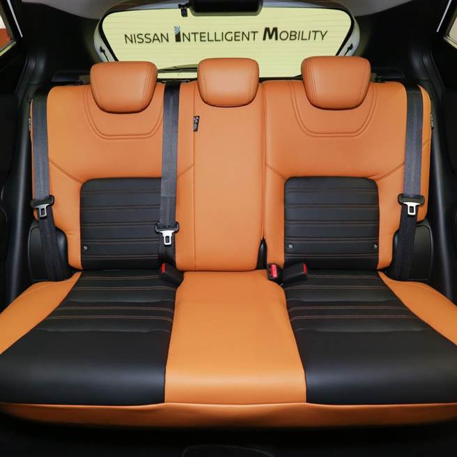 日产专为台湾设计的2-Tone橘黑座椅。（裕隆日产提供）