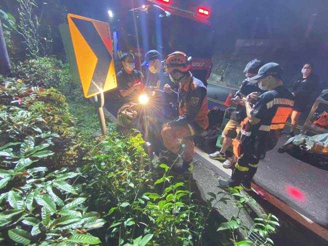 新店区北宜公路15.7k处在今（4）日凌晨12点许，发生1辆重机在高速行驶下衝撞护栏，警方到场时仅发现机车倒在路边，未发现驾驶，已连夜找人中。（民眾提供）